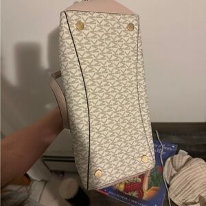 MICHAEL Michael Kors Cream Shoulder Bag with Geometric Pattern